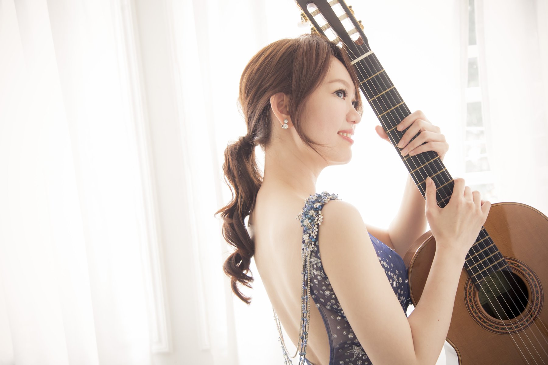 邱昱蓉 Chiu, Yu-Jung 手持古典吉他